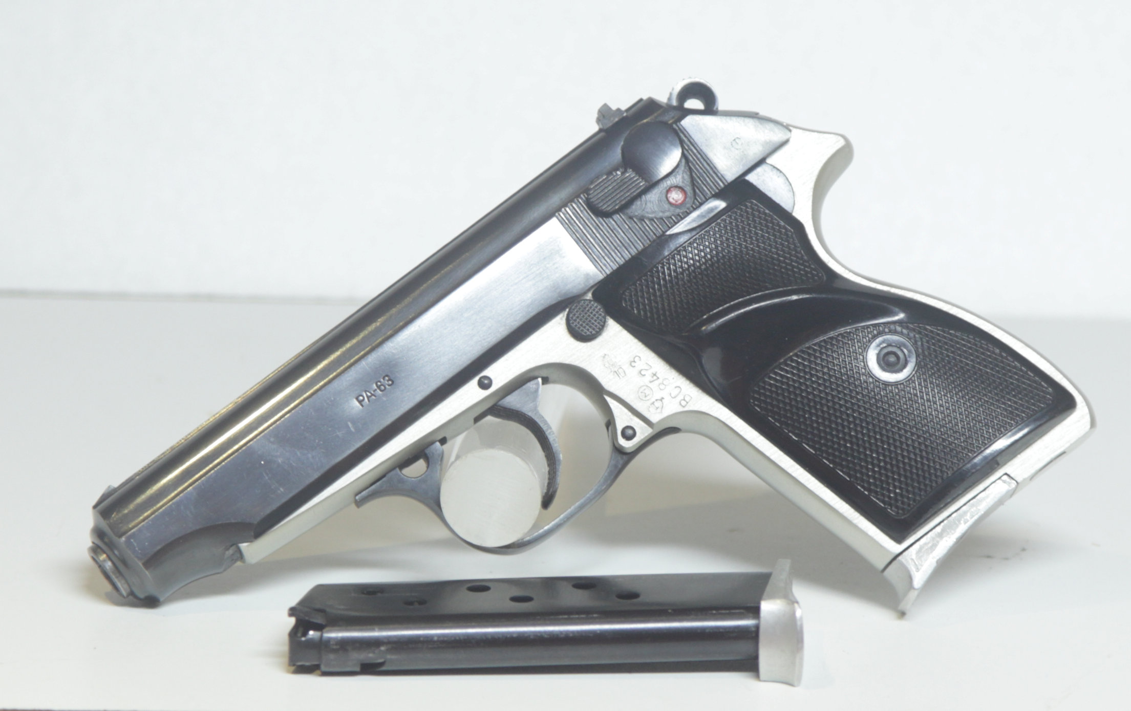 PISTOLA SEMIAUTOMATICA - MARCA FEG FEMARU FEGYVER BUDAPEST - MODELLO PA 63 - CALIBRO 9 MAKAROV 1267